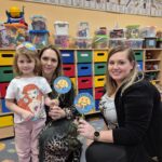 Dziewczynka wręcza order