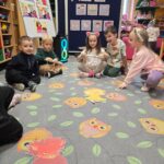 Dziewczynka-z-chlopcem-biora-udzial-w-wyscigach