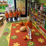 Dziewczynka z oddziału Żuczki podczas zabawy ruchowej przy użyciu dyń