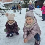 Dziewczynki bawią się śniegiem