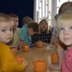 Dziewczynki-dekoruja-kubeczki