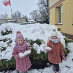 Dziewczynki podrzucają śnieg
