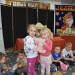 Dziewczynki-skladaja-misia-przyjazni