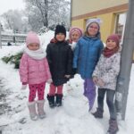 Dziewczynki ulepiły bałwana