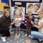 Dziewczynki wręczają order paniom