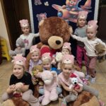 Dziewczynki z misiem