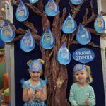 Dziewczynki z oddziału Krasnoludki prezentują drzewko Praw dziecka