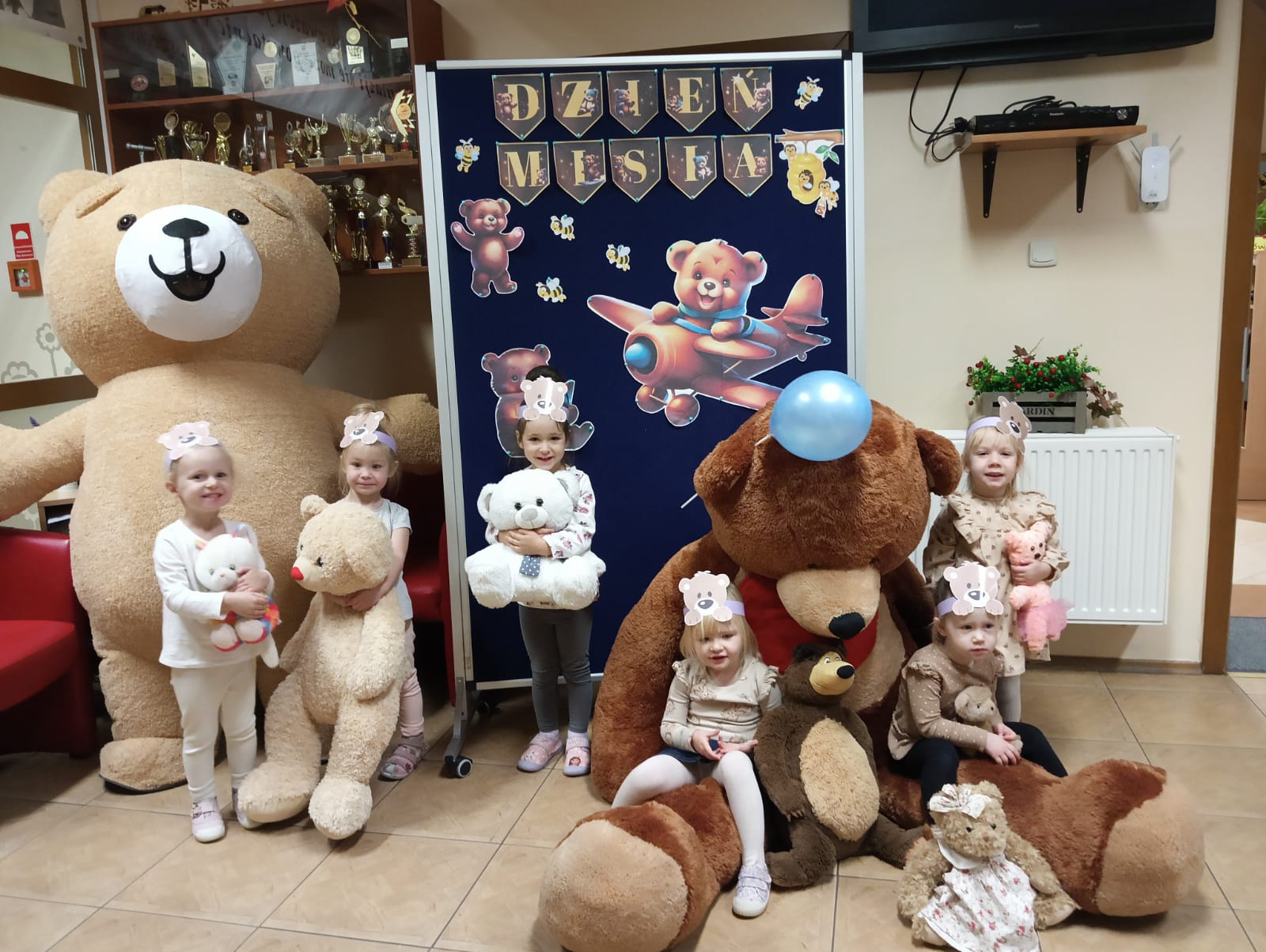 Dziewczynki z oddziału Żuczki z misiami