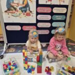 Dziewczynki zgodnie bawią się klockami