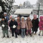 Motylki przy ośnieżonej studni