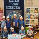 Mrówki z plakatem Prawa Dziecka