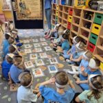 Nauczycielka rozmawia z dziećmi o prawach dziecka