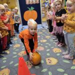 Pachołki- zabawa ruchowa