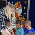 Pani-Basia-pomaga-dekorowac-dyniowe-kubeczki