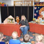 Pani-Basia-prezentuje-pacynke-Misia