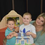 Pani-Ewa-z-chlopcami-sklada-domek-przyjazni