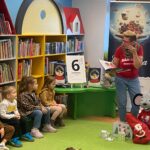 Pani Hania czyta fragmenty swojej książki