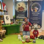 Pani Hania pokazuje zawartość worka od Mikołaja