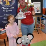 Pani Hanka z prezentem od przedszkolaków