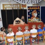 Pani-basia-czyta-bajke-kamishibaj-o-przyjazni