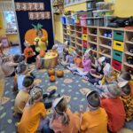 Pani pokazuje różne dynie