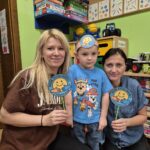 Przedszkolak wręcza order paniom