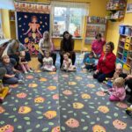 Przedszkolaki grają na instrumentach