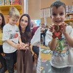 Przedszkolaki malują misie mazakami