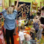 Przedszkolaki naśladują drzewo na wietrze