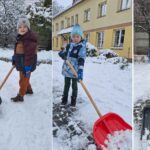 Przedszkolaki odśnieżają teren przedszkola