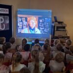 Przedszkolaki ogladają film edukacyjny