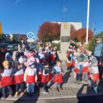 Przedszkolaki pod pomnikiem