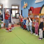 Przedszkolaki podczas zabaw z autorką