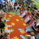 Przedszkolaki podczas zabawy Znajdź owoc