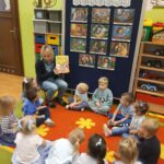 Przedszkolaki podczas zajęć o tematyce związanej z prawami dziecka