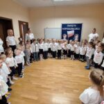 Przedszkolaki śpiewają hymn