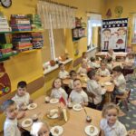 Przedszkolaki spożywają posiłek