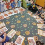 Przedszkolaki układaja puzzle