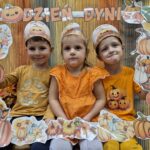 Przedszkolaki w fotobudce