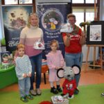 Przedszkolaki wręczają prezent