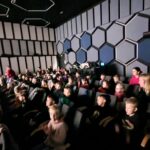 Przedszkolaki wzruszeni i z ogromnym zaangażowaniem słuchają opowieści