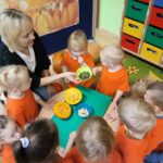 Przedszkolaki z oddziału Żuczki częstują sie pestkami dyni