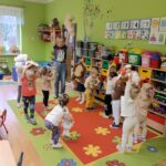 Przedszkolaki z oddziału Żuczki podczas zabaw ruchowych ze swoimi misiami