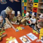 Przedszkolaki z oddziału Żuczki podczas zająć z okazji Dnia Misia