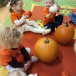Przedszkolaki z oddziału Żuczki porównują wielkości dyń