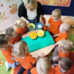 Przedszkolaki z oddziału Żuczki poznaja jakie są rodzaje pestek dyni