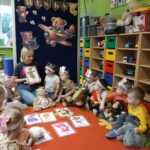 Przedszkolaki z oddziału Żuczki poznają różne misie z bajek