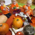 Przedszkolaki z oddziału Żuczki poznają wielkość dyń