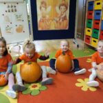 Przedszkolaki z oddziału Żuczki z dużymi dyniami