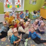 Tulipanki i Bratki kochaja Pluszowego Misia